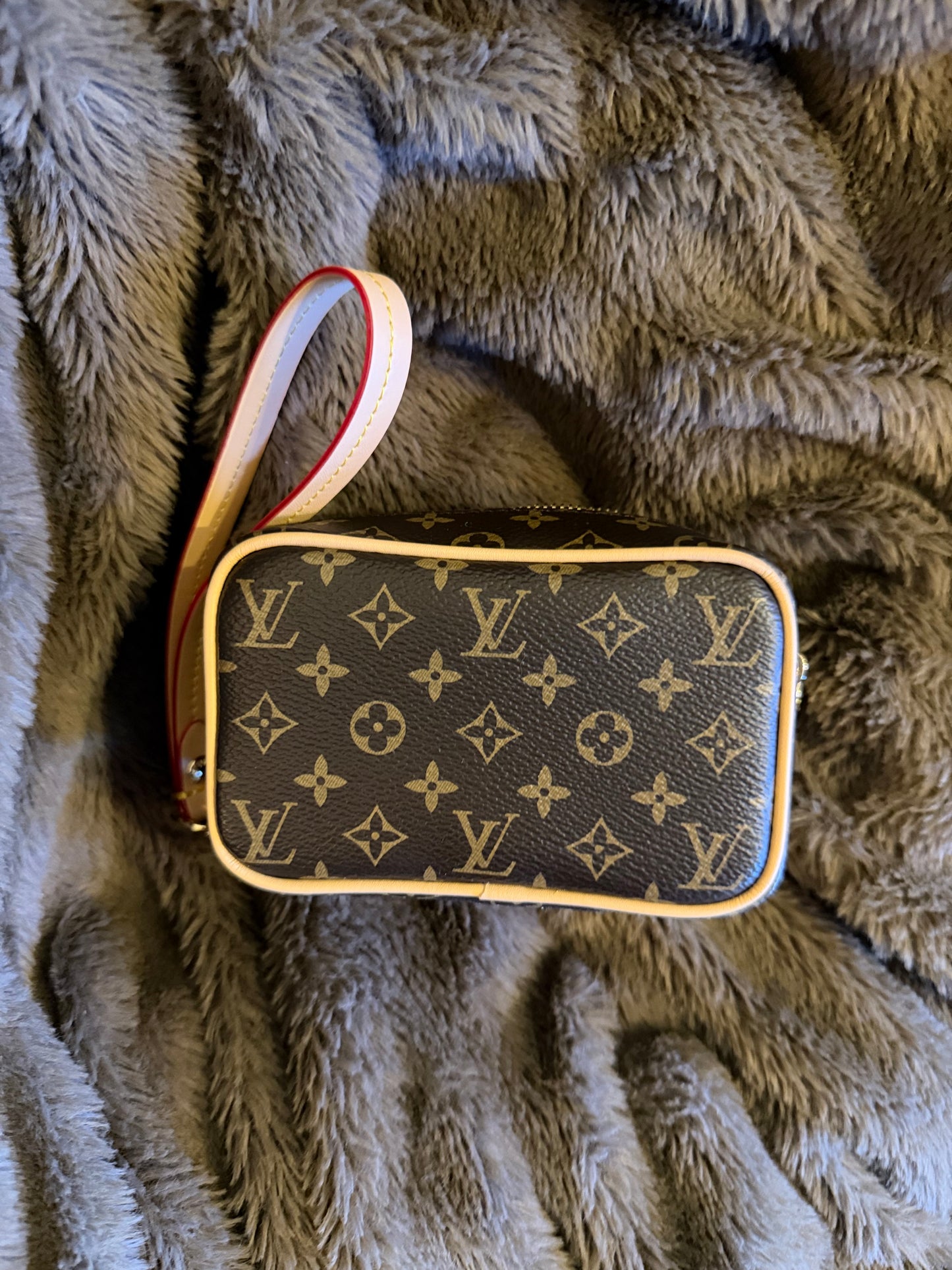 L logo square shaped handbag (Copy)