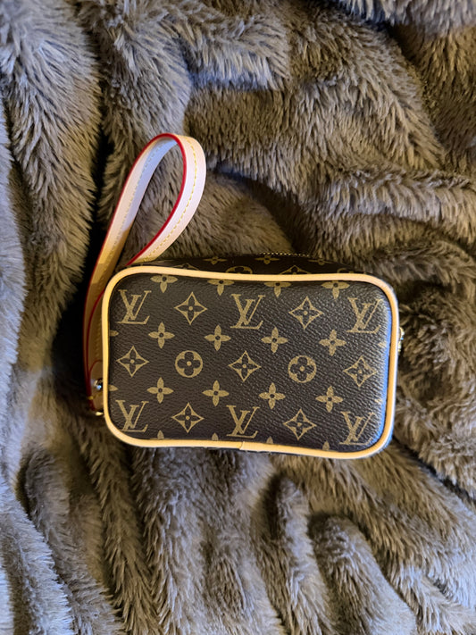 L logo square shaped handbag (Copy)